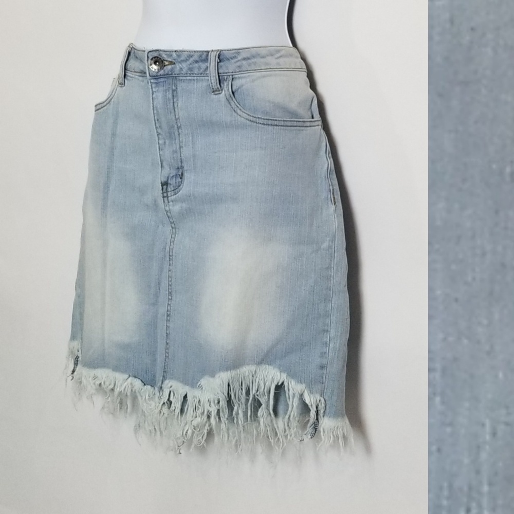 Frayed Hem Denim Skirt - Picture 3 of 6